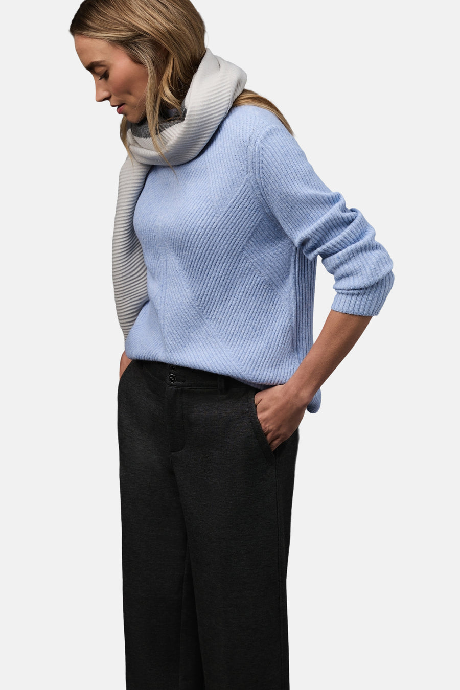 Blauwe coltrui van Street One, gedragen met een broek en een sjaal.