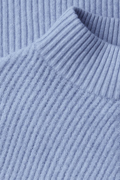 Street One blauwe coltrui van zachte ribgebreide stof, close-up.