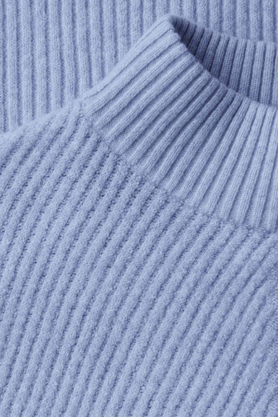 Street One blauwe coltrui van zachte ribgebreide stof, close-up.
