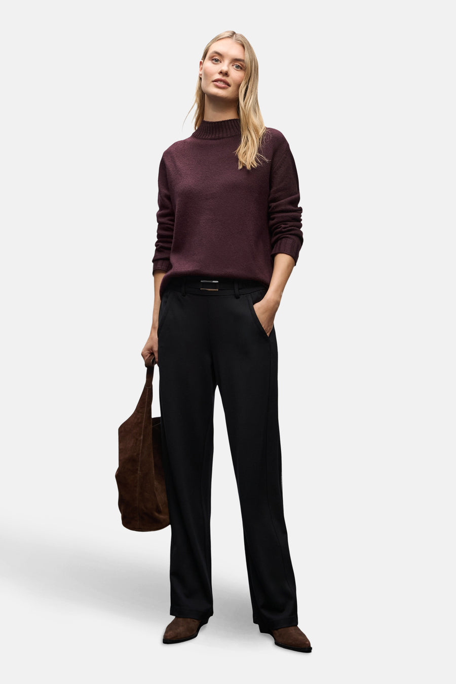 Pull à col rond bordeaux de STREET ONE, porté avec un pantalon noir et un sac en daim marron.