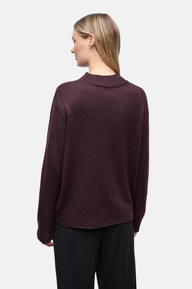 Bordeaux ronde hals trui van STREET ONE, met een getextureerd breisel, gedragen met een zwarte wijde broek.
