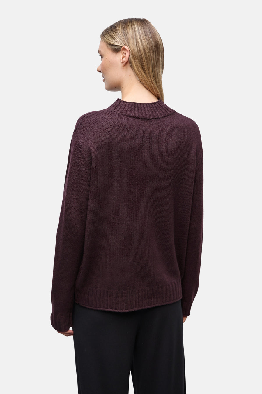Bordeaux ronde hals trui van STREET ONE, met een getextureerd breisel, gedragen met een zwarte wijde broek.