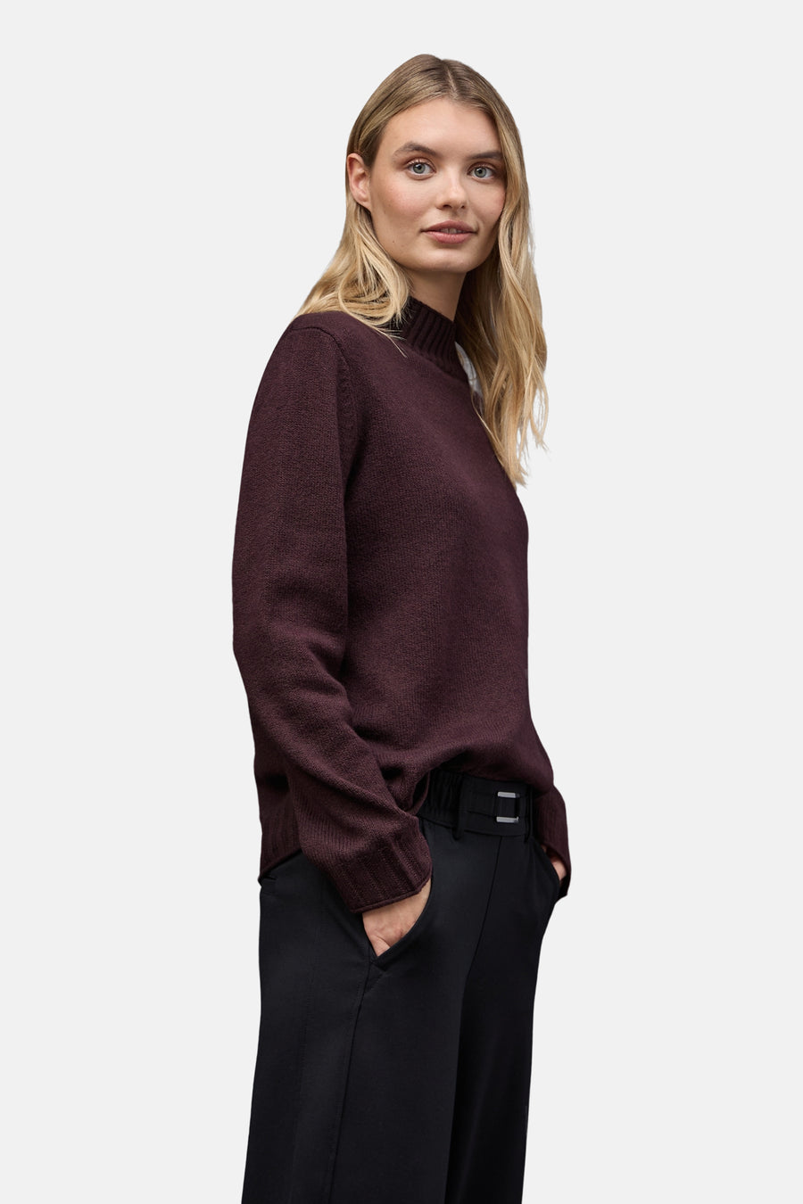 Bordeaux ronde hals trui van Street One gedragen met een zwarte broek met riem.