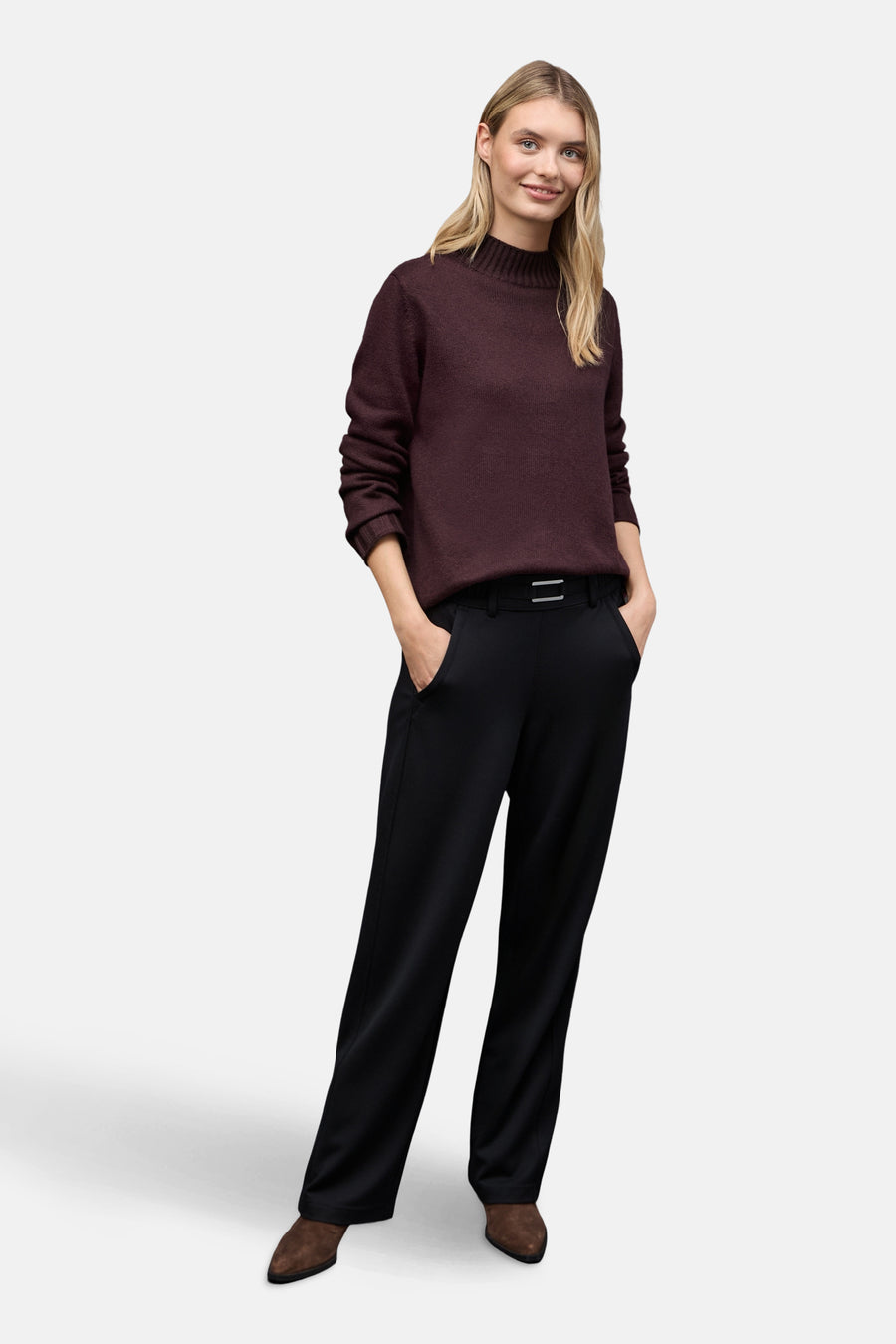 Ronde hals trui bordeaux van STREET ONE, gedragen met een zwarte broek met zilveren riem en bruine enkellaarsjes.