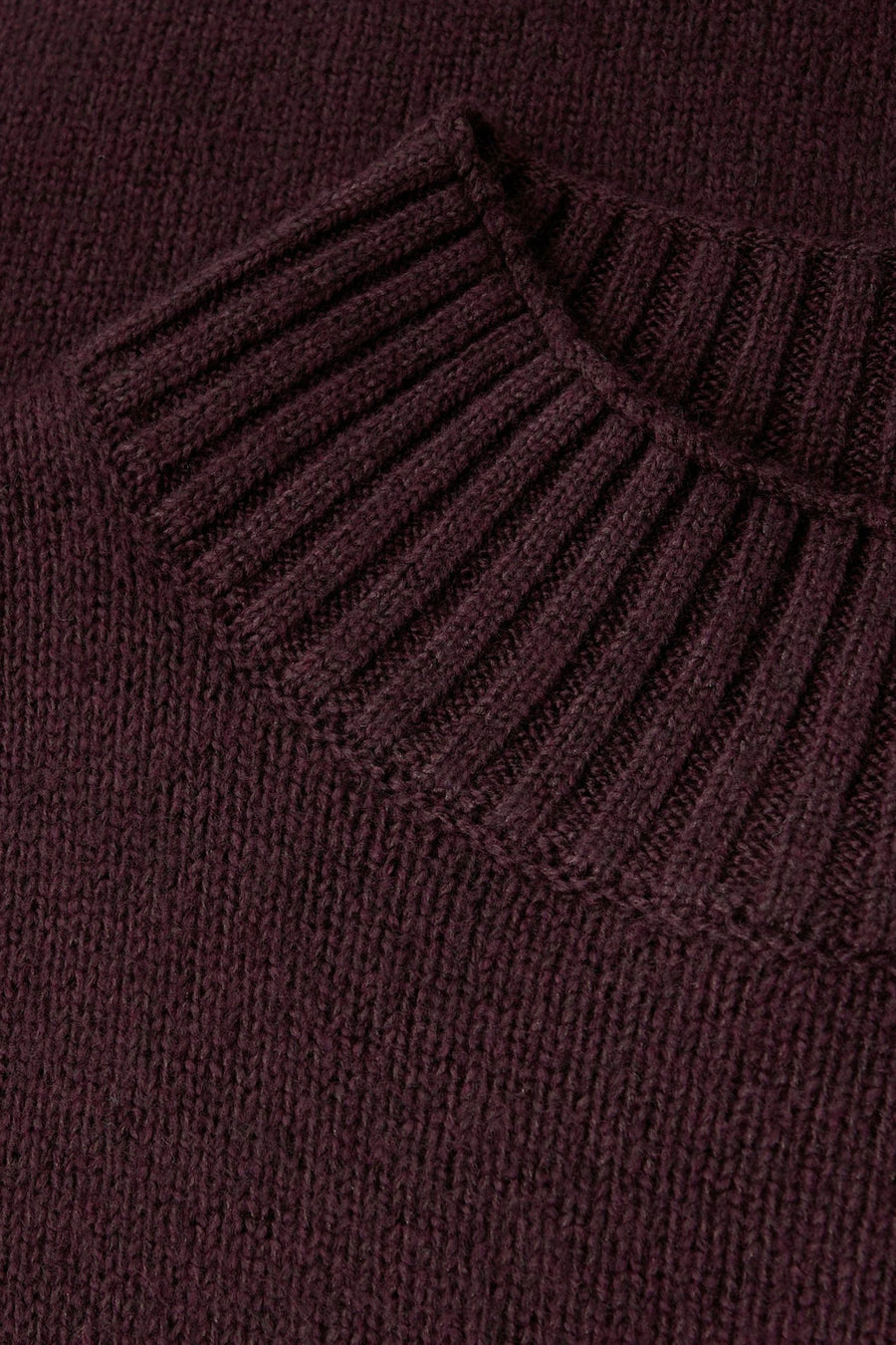 Ronde hals trui bordeaux van Street One, in ribgebreid, met zachte textuur zichtbaar in close-up.