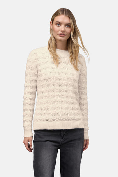 Ronde hals ecru trui van Street One met een textuur ajourpatroon, gedragen met een zwarte jeans.