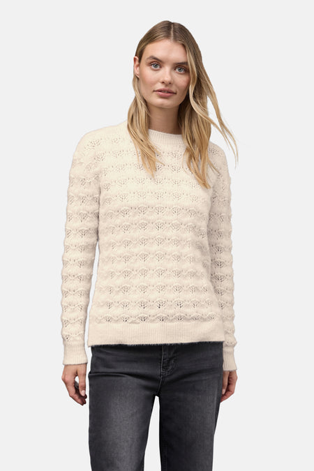 Ronde hals ecru trui van Street One met een textuur ajourpatroon, gedragen met een zwarte jeans.