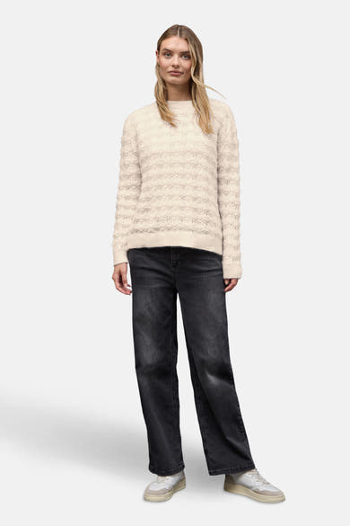 Pull col rond écru de Street One avec un motif ajouré texturé, porté avec un jean noir.