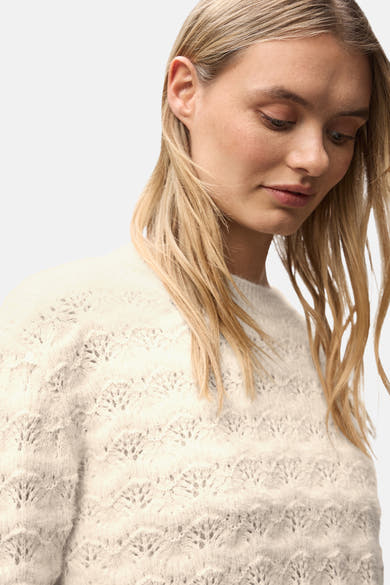 Ronde hals ecru trui van Street One met ajourpatroon, zachte textuur en blonde haaraccenten.