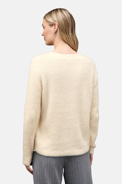 Ecru V-hals trui van Street One, van pluizig breiwerk, gedragen met een gestreepte grijze broek.