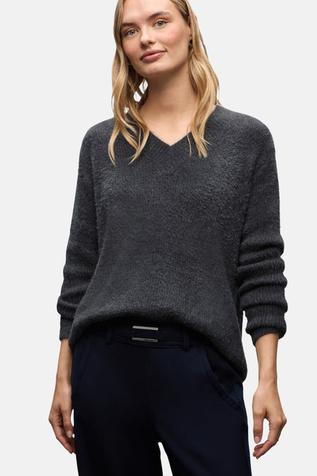 Grijze gemêleerde V-hals trui van Street One, gedragen met een marineblauwe broek en zwarte enkellaarsjes.