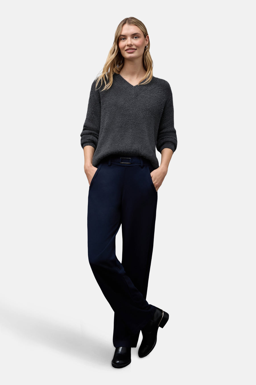 Pull col V gris chiné de Street One, porté avec un pantalon bleu marine et des bottines noires.
