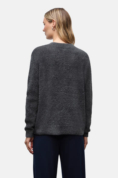 Grijze gemêleerde V-hals trui van Street One, met een zachte textuur en lange mouwen, gedragen met een marineblauwe broek.