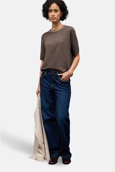 Pull col rond brun de Street One porté avec un jean bleu foncé et une veste en maille côtelée beige.