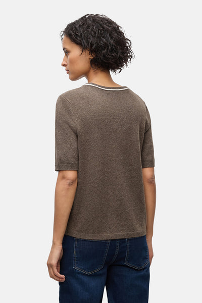 Pull col rond brun de Street One, porté avec un jean bleu foncé, vue de dos.