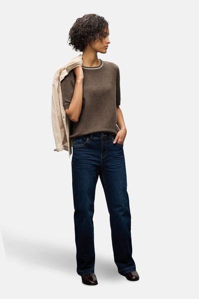 Ronde hals trui bruin van STREET ONE met een gedetailleerde hals, gedragen met een blauwe jeans en een gebroken witte jas.