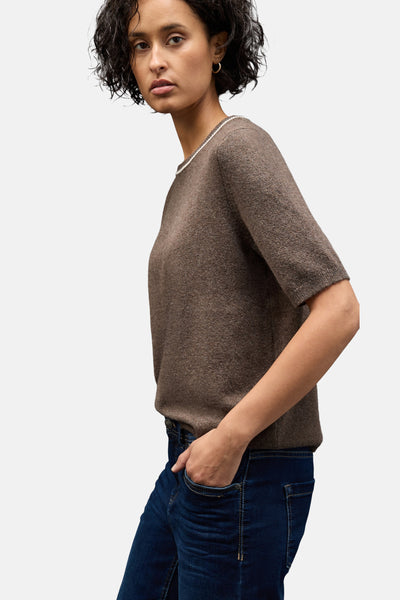 Ronde hals trui bruin van Street One, gedragen met een donkere jeans, zijaanzicht.