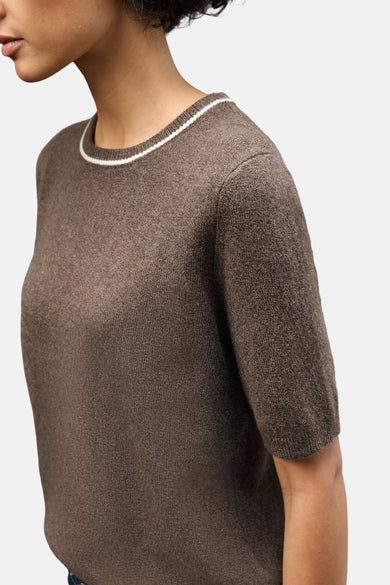 Pull col rond brun de Street One, avec bordure blanche au col.