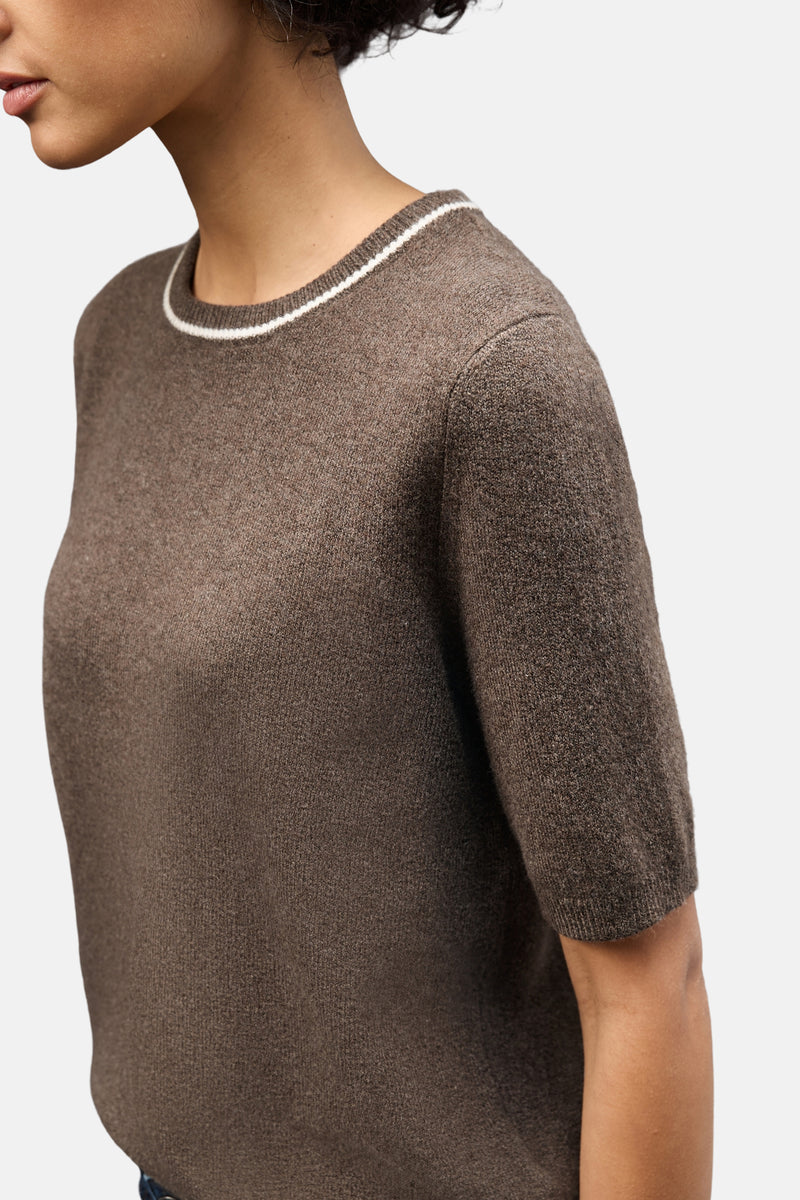Pull col rond brun de Street One, avec bordure blanche au col.