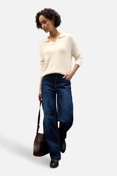Ecru trui Street One met overhemdkraag, gedragen met een wijde jeans en een leren handtas.