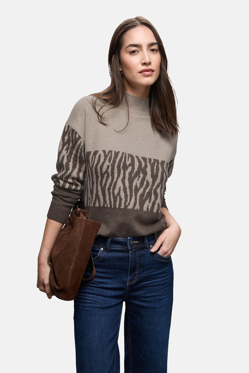 Meerkleurige trui met opstaande kraag van Street One, met zebraprint en gedragen met een blauwe jeans en een bruine handtas.