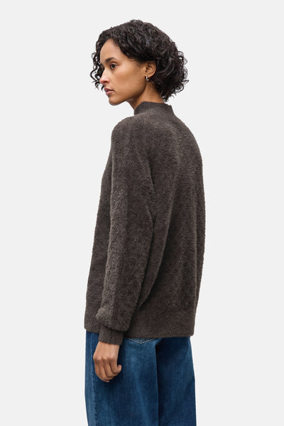 Bruine trui met opstaande kraag van Street One, van pluizige stof, gedragen met een blauwe jeans.