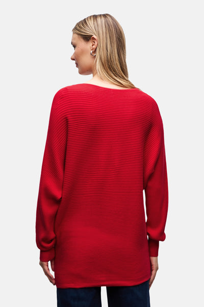Pull col rond rouge de STREET ONE, avec texture côtelée et manches longues, porté avec un jean bleu foncé.
