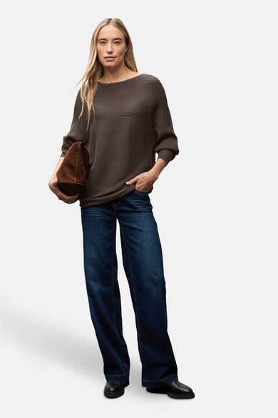 Ronde hals trui bruin van STREET ONE, gedragen met een donkerblauwe jeans en zwarte schoenen.