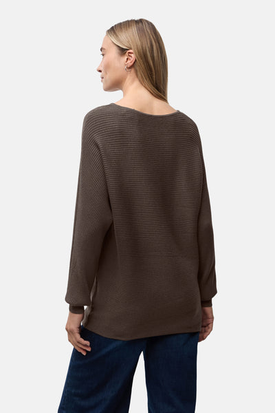 Ronde hals trui bruin van Street One, in ribgebreid, gedragen met een blauwe jeans.