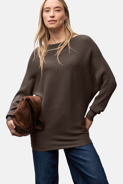 Ronde hals trui bruin van STREET ONE gedragen met een blauwe jeans en een bruine tas.