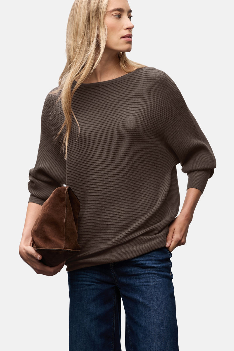 Ronde hals trui van STREET ONE in bruin, met ribstructuur, gedragen met een spijkerbroek en een suède handtas.