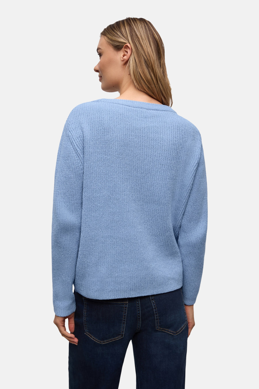 Ronde hals blauwe trui van Street One, met gebreide textuur gedragen met een donkerblauwe jeans.