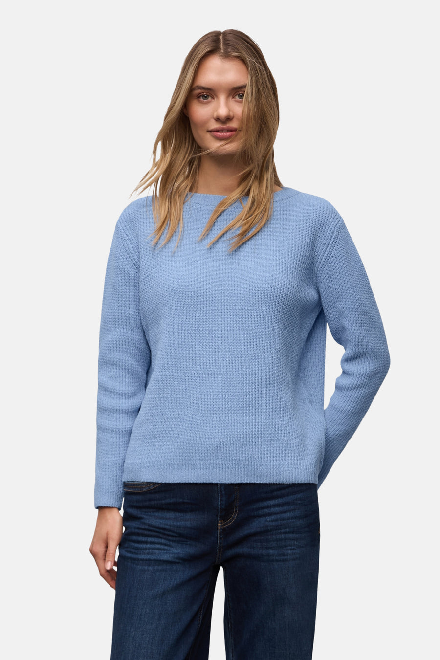 Ronde hals trui van STREET ONE in blauw, geribbelde gebreide stof, gedragen met een donkere jeans.