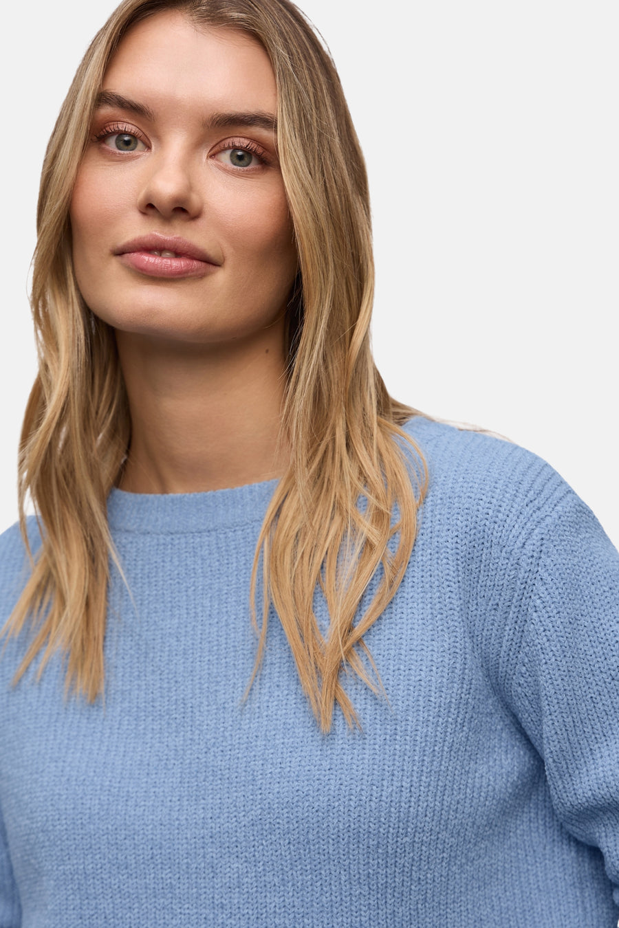 Ronde hals trui blauw van STREET ONE, in getextureerd breisel gedragen door een blond model.
