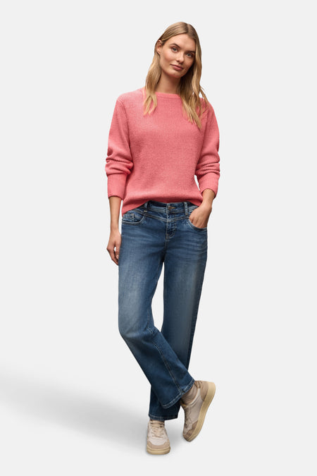 Pull col rond corail de Street One, porté avec un jean et des chaussures beiges.