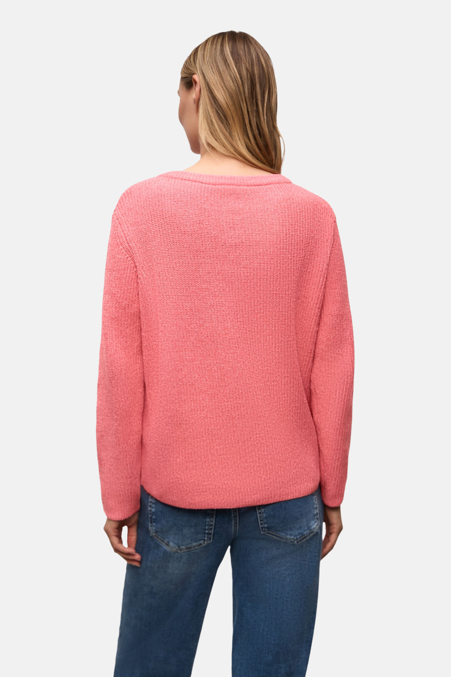 Ronde hals trui koraal van Street One, gedragen met een blauwe jeans, achterkant.