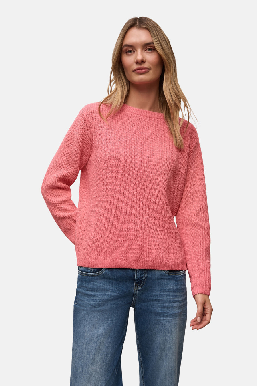 Ronde hals trui koraal van Street One, in textuur gebreid, gedragen met een blauwe jeans.