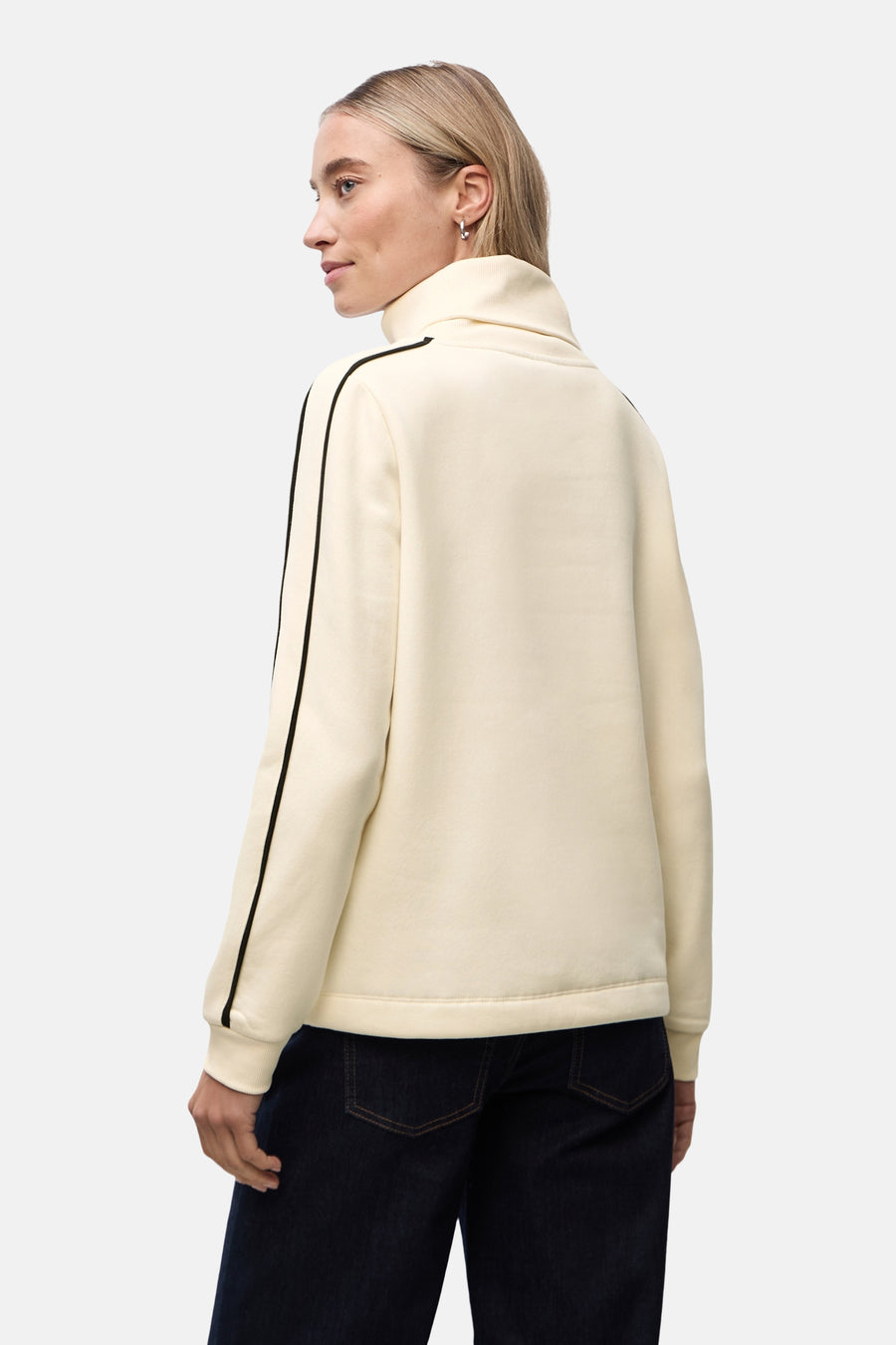 Ecru coltrui van Street One, met zwarte strepen op de mouwen, gedragen met een donkere broek.