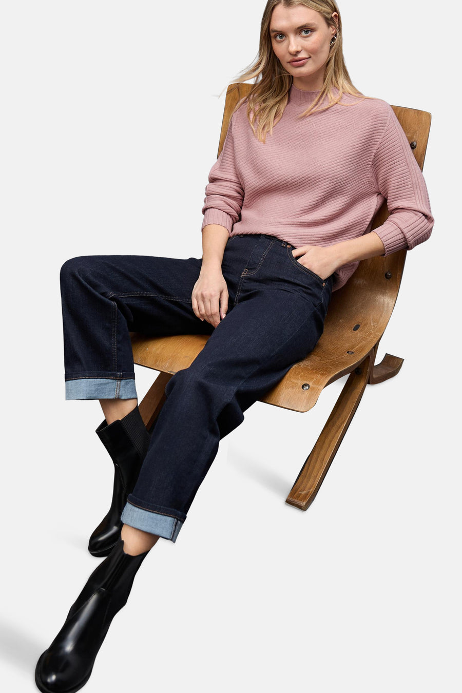 Pull col montant rose par Street One, porté avec un pantalon en jean et des bottines noires.