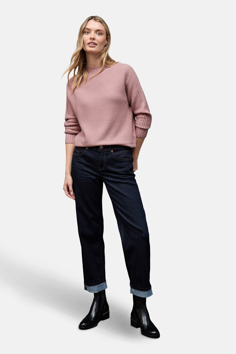 Pull col montant rose van STREET ONE, avec une texture côtelée et porté avec un jean foncé.
