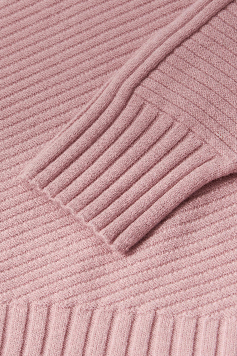 Pull col montant rose de STREET ONE avec une texture côtelée et une maille douce.
