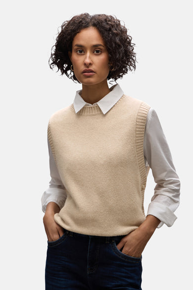 Beige hemdje van Street One, gedragen over een wit overhemd met lange mouwen en een wijde jeans.
