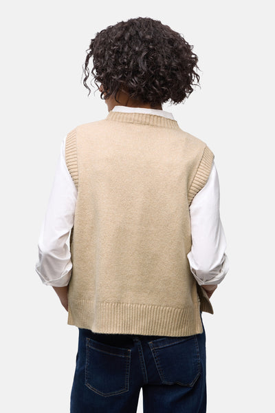 Beige gebreid hemdje van STREET ONE, gedragen over een wit overhemd, rug zichtbaar met een blauwe jeans.