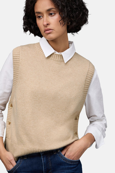 Beige hemd zonder mouwen van STREET ONE, gedragen over een wit overhemd en een donkerblauwe jeans.