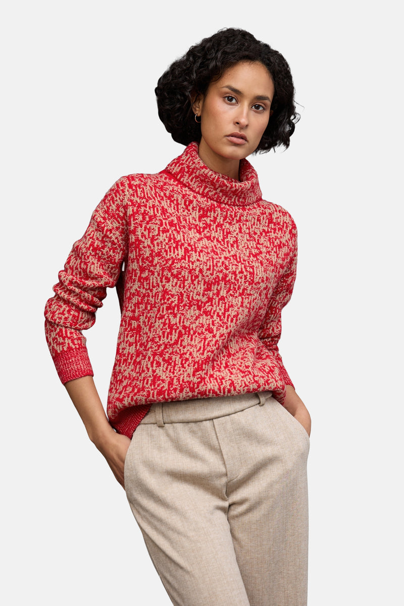 Multikleurige trui met opstaande kraag van STREET ONE, met jacquardpatroon en gedragen met een beige broek.