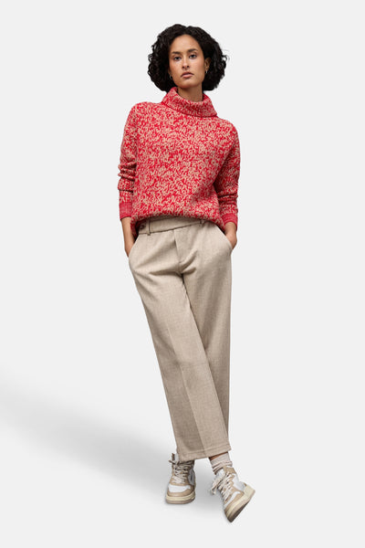 Pull col montant multicolore de STREET ONE, avec un motif jacquard et porté avec un pantalon beige.
