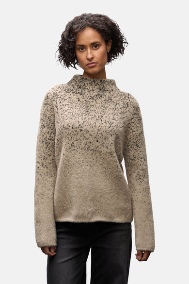Gestreepte trui met hoge hals van Street One met gespikkeld patroon en wijde zwarte jeans.