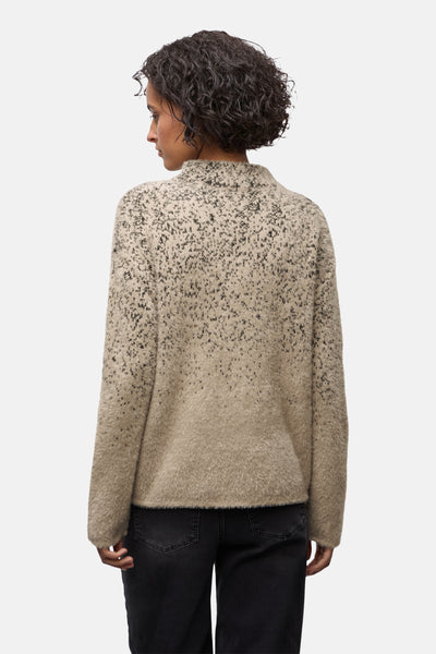 Meerkleurige trui met opstaande kraag van Street One, met een getextureerd gespikkeld patroon op een zachte beige achtergrond.