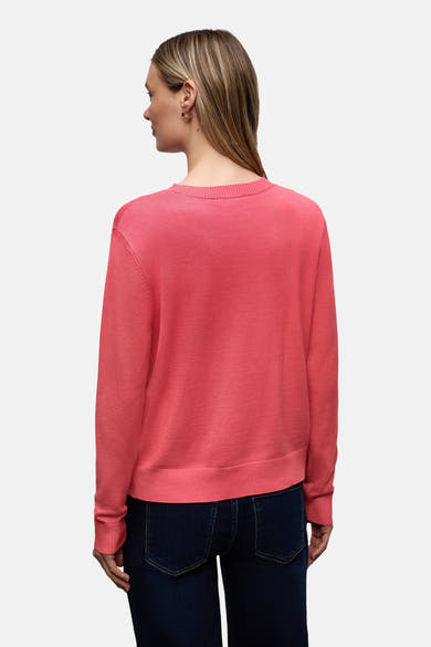 Ronde hals trui koraal van Street One, gedragen met een donkere jeans, achterzicht.