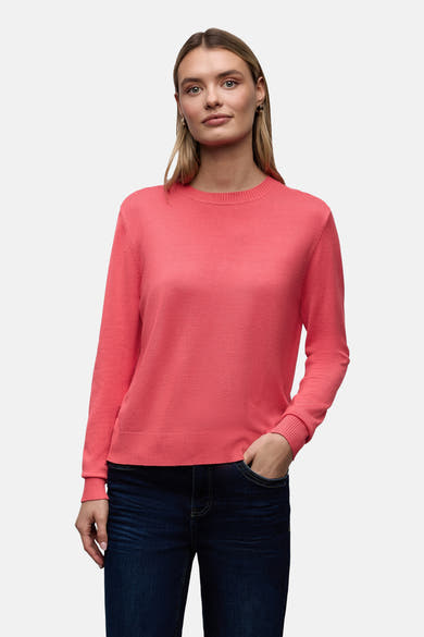 Ronde hals trui koraal van STREET ONE gedragen met een donkerblauwe jeans.